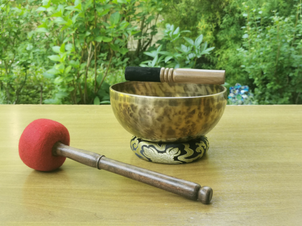 Preview: Traditionelle Dunkle Klangschale | ~1,1kg / ~17-19cm / inkl. Filzschläger / geschmiedet | Kissenfarbe wählbar